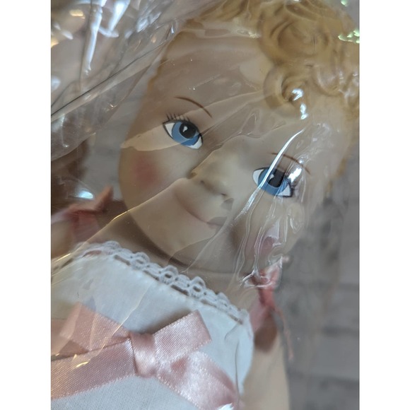 Vintage 1997 Daisy Kingdom Baby Doll Light Skin 12" Vinyl Blonde - Picture 6 of 6